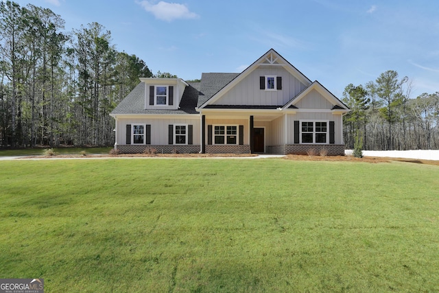 view of front facade featuring a front lawn