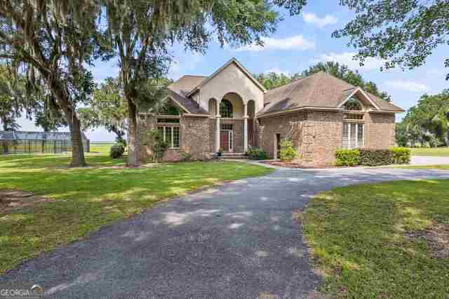 view of front of home featuring a front lawn