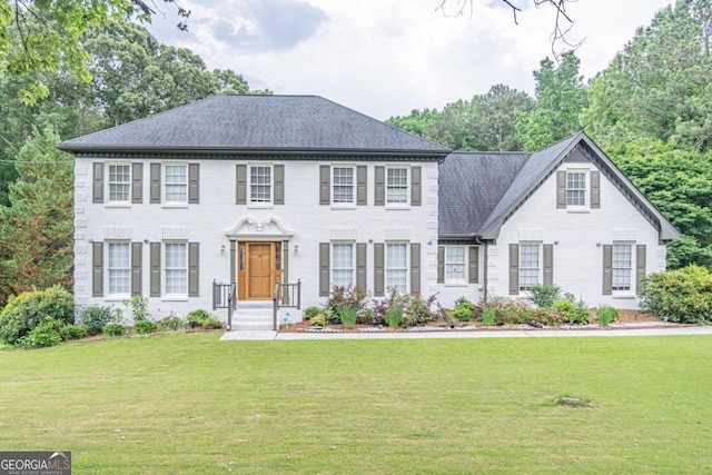 colonial house featuring a front yard