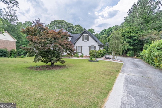 view of front of home featuring a front lawn