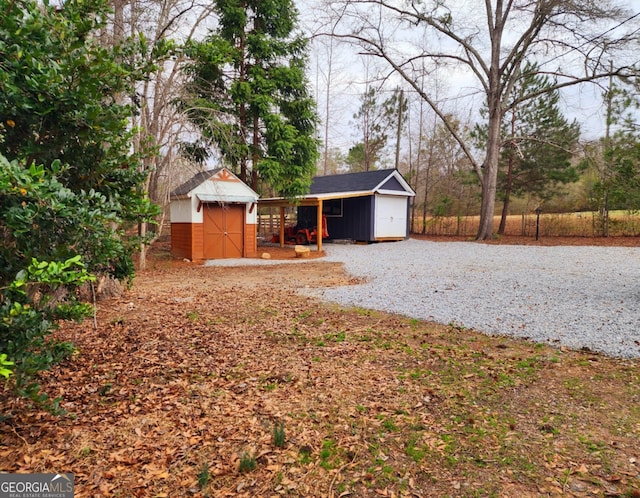 view of yard featuring an outdoor structure