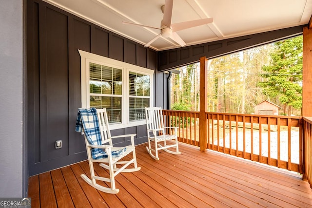 sunroom featuring ceiling fan