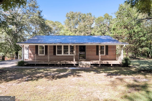 ranch-style home featuring a front lawn