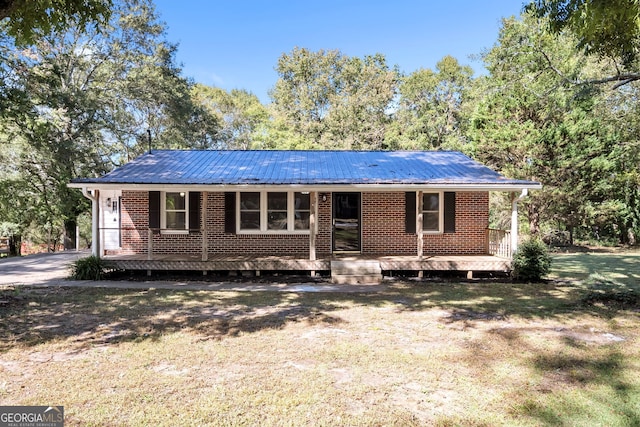 view of front of home featuring a front lawn