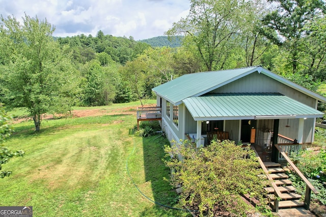 view of front of home with a front lawn