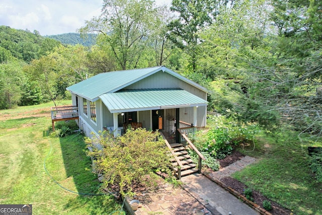 view of front facade with a front yard