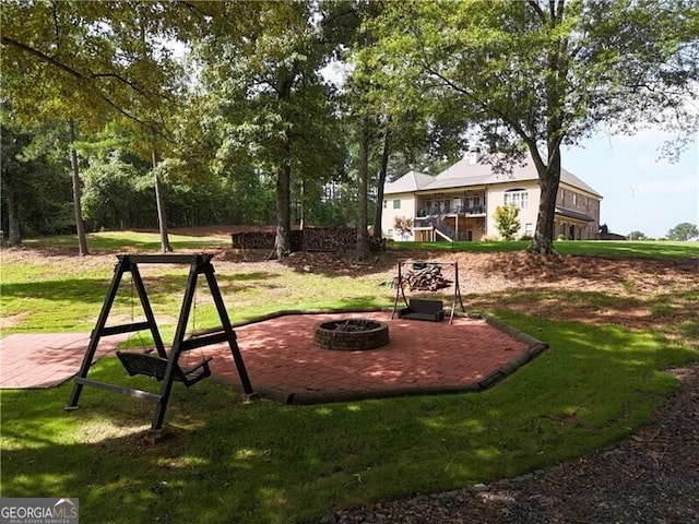 view of yard featuring a fire pit