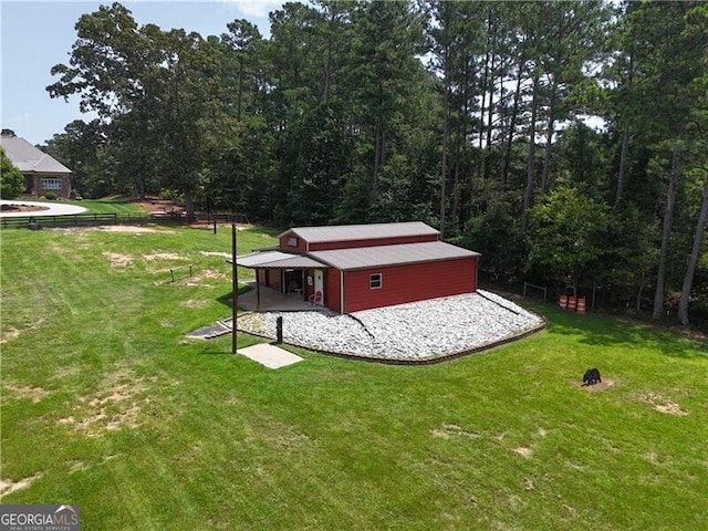 view of yard featuring an outbuilding