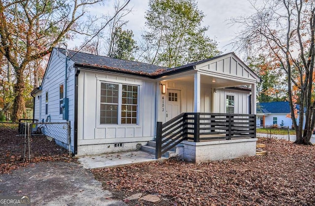 view of front of property with covered porch