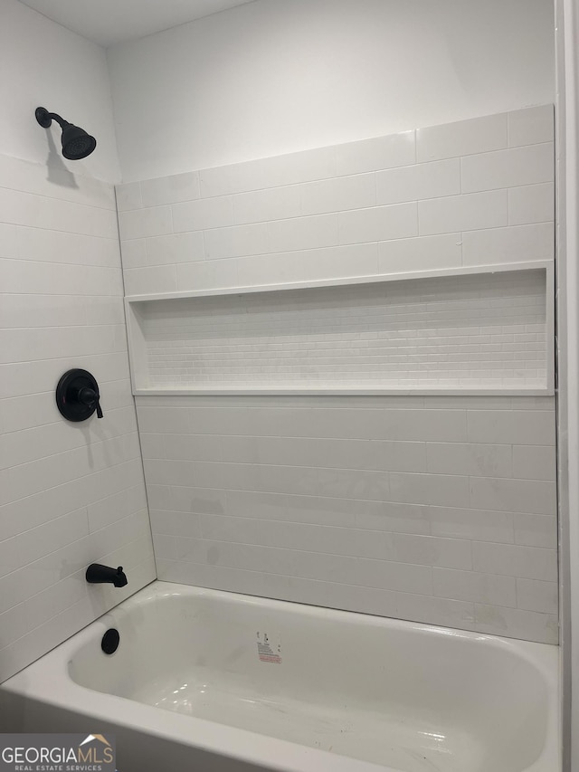 bathroom with tiled shower / bath combo