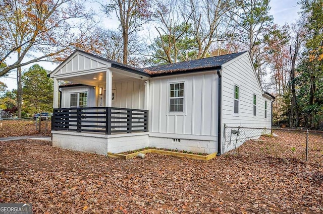 view of front of property featuring a porch