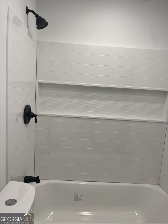 bathroom with tiled shower / bath combo