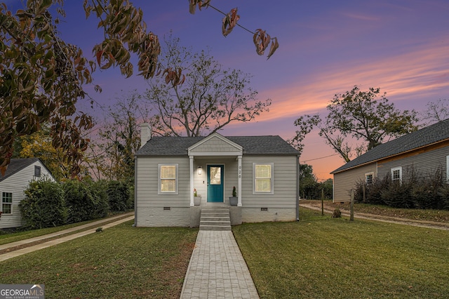 view of front of property featuring a lawn