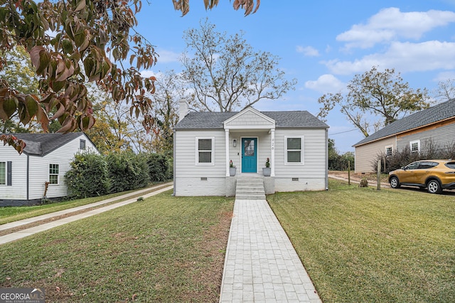 bungalow featuring a front lawn