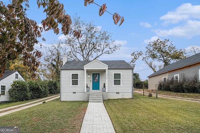 view of front facade with a front yard