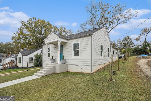 view of front facade featuring a front yard