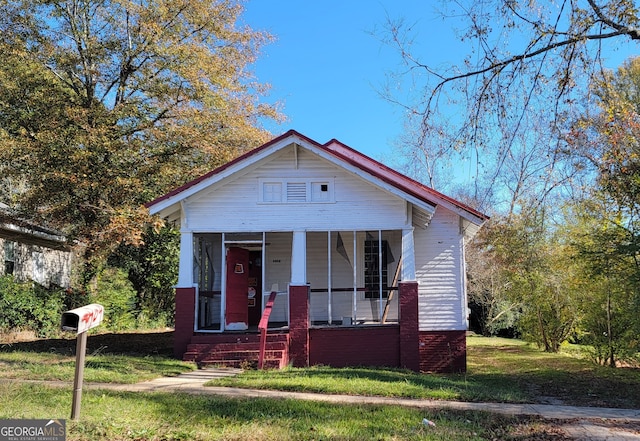 view of front of house featuring a front lawn