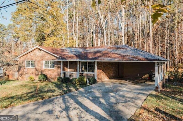 single story home featuring a front yard, a porch, and a carport