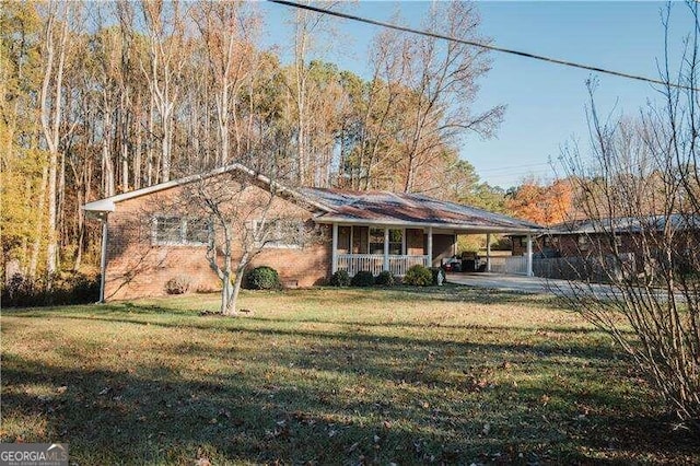 view of front of home featuring a front lawn, a porch, and a carport