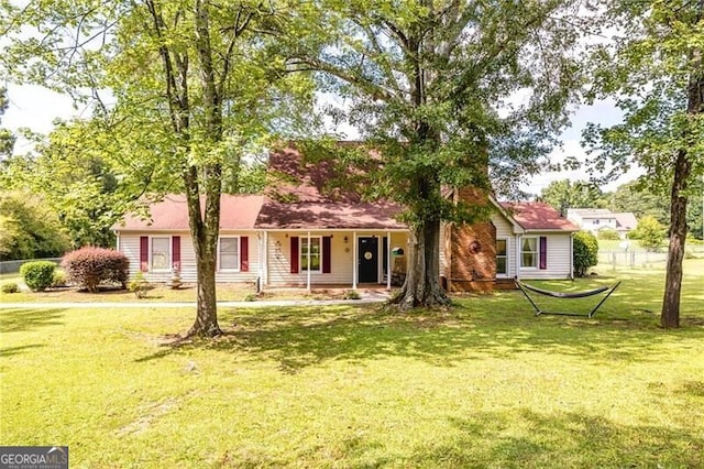 single story home featuring a porch and a front lawn