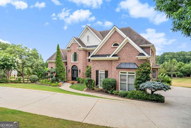 view of front of home featuring a front lawn