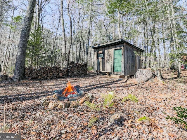 view of yard with a shed