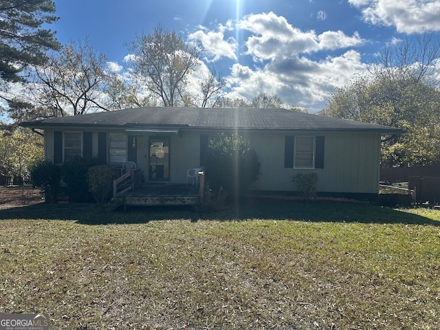 single story home with a front lawn