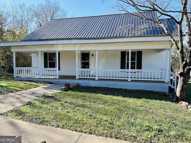 view of front facade with a front lawn