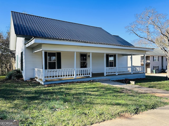 view of front facade with a front yard