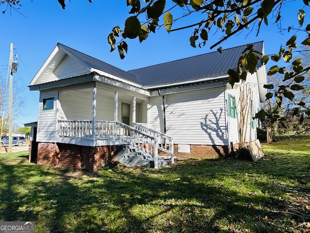 view of front of house featuring a porch and a front yard