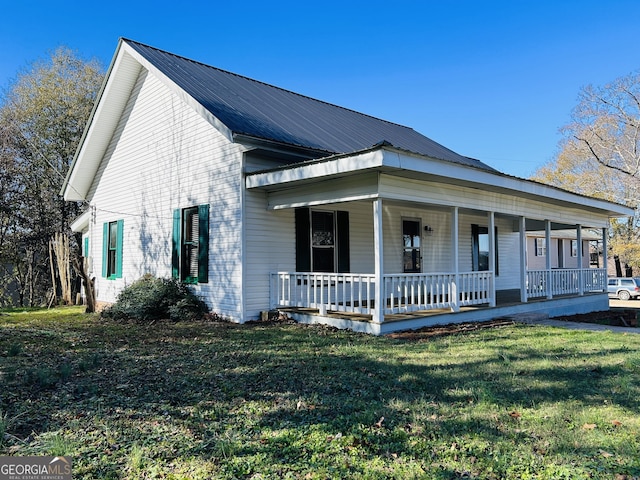 view of front facade featuring a front yard and a porch