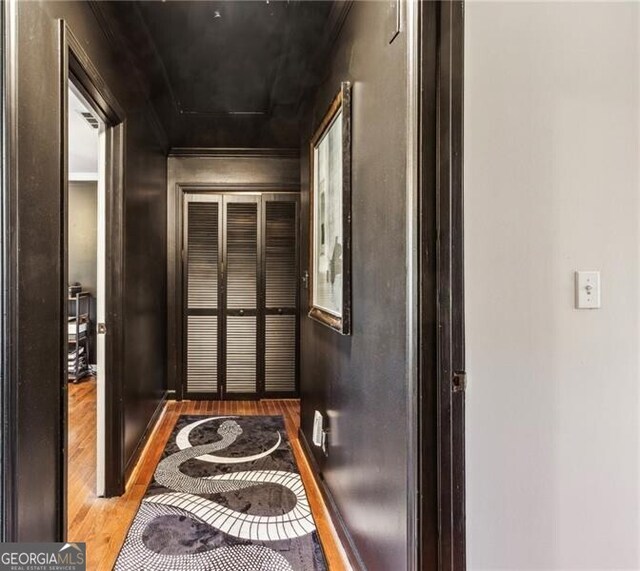 bedroom with ceiling fan, crown molding, and hardwood / wood-style floors