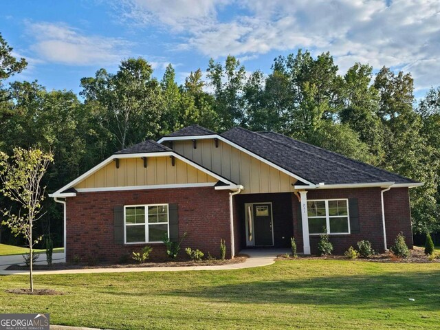 view of front of house featuring a front yard