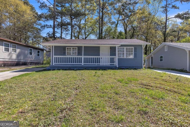 view of front facade featuring a porch and a front yard