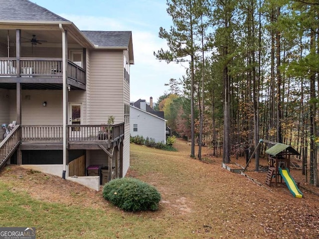 view of yard with ceiling fan