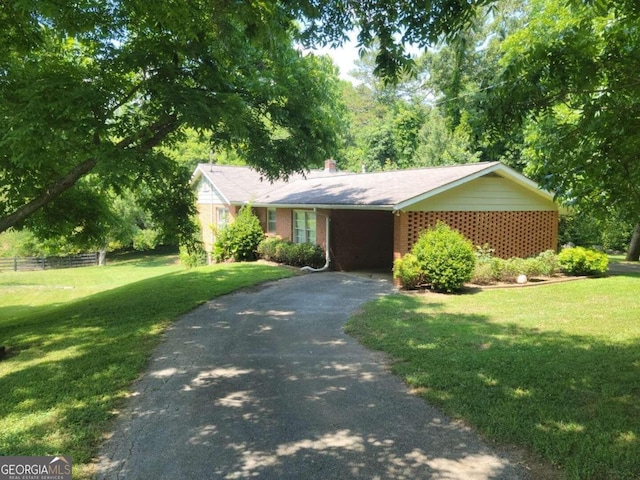 ranch-style home featuring a front lawn