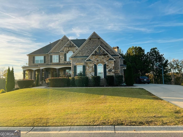 view of front facade featuring a front yard