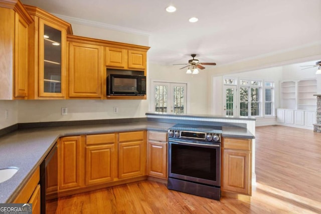 kitchen featuring kitchen peninsula, light wood-type flooring, stainless steel appliances, ceiling fan, and crown molding