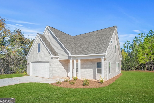 view of front facade featuring a front lawn