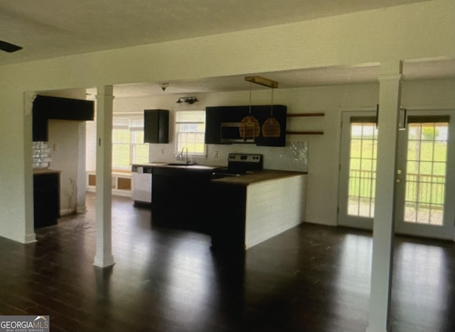 kitchen featuring kitchen peninsula, dark hardwood / wood-style flooring, electric range oven, and sink