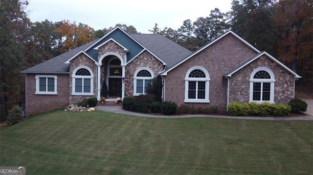 view of front property featuring a front lawn