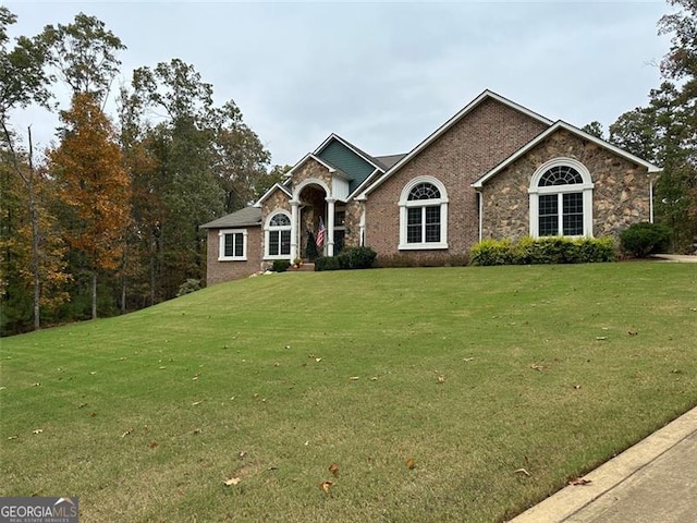 view of front of house featuring a front lawn