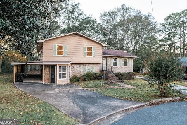 view of front of home featuring a front lawn and a carport