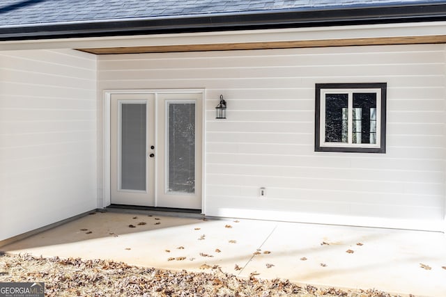 entrance to property with a patio