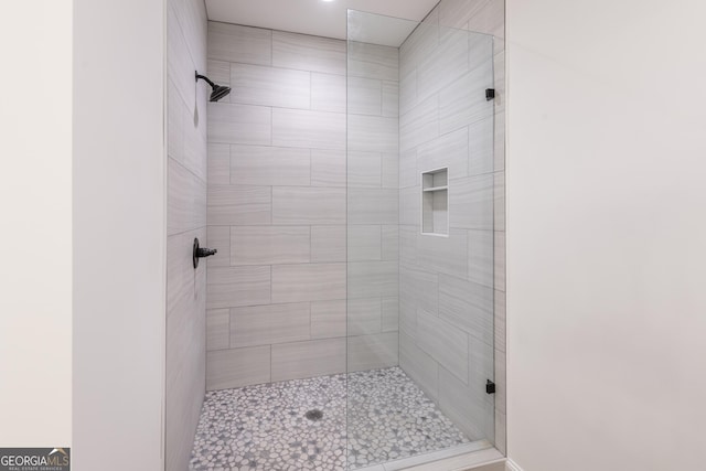 bathroom featuring a tile shower