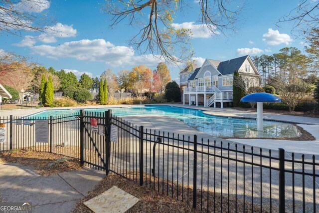 view of swimming pool