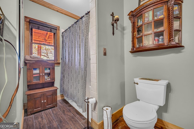 bathroom with curtained shower, hardwood / wood-style floors, ornamental molding, and toilet