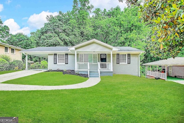 view of front of home with covered porch, a carport, and a front yard