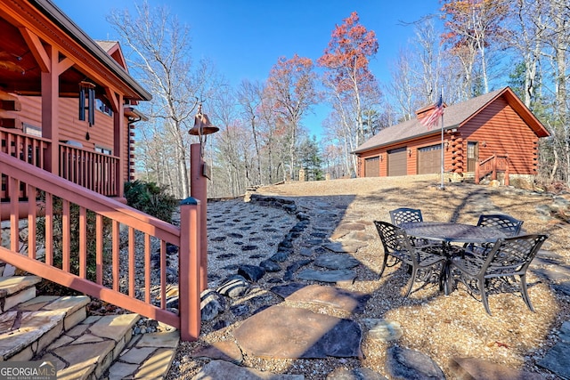 view of yard featuring a garage and an outdoor structure