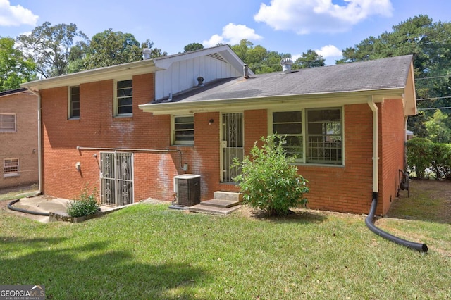 view of front facade with a front yard and central AC